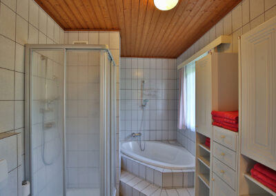 helles Badezimmer in unserem Ferienhaus Maurer